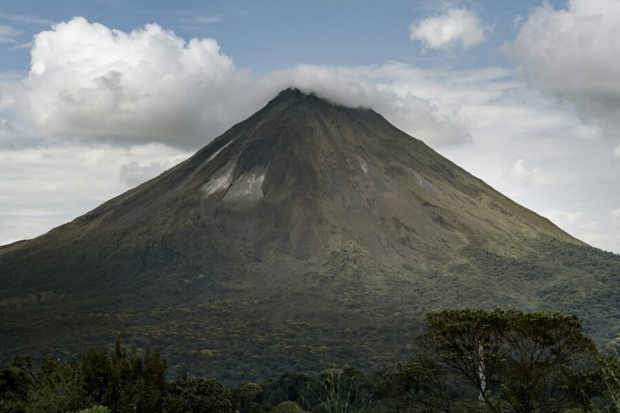 Le volcan Arenal au-dessus de la forêt tropicale du Costa Rica