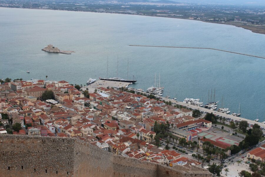 Vue aérienne de Nauplie, sa vieille ville et la forteresse de Palamidi au-dessus de la mer, dans le Péloponnèse