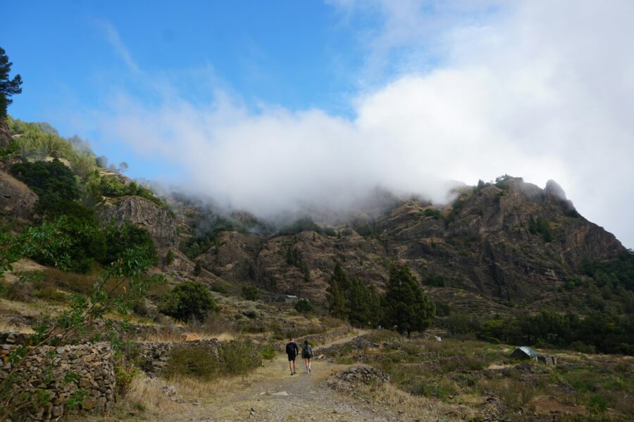 Vallée verdoyante et sentier de randonnée sur l'île de Santo Antão, au Cap-Vert