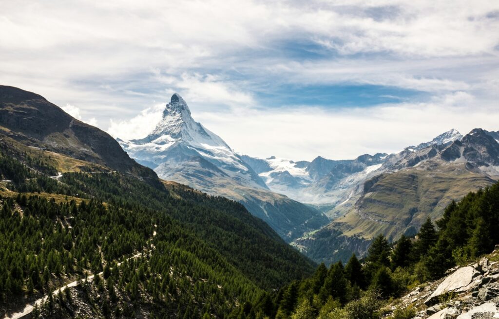 Le Cervin se reflétant dans un lac de montagne près de Zermatt, en Suisse