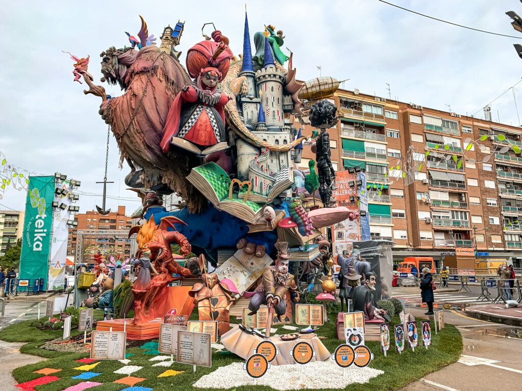 Monument de Fallas en plein jour, figures peintes exposées pendant la semaine des Fallas