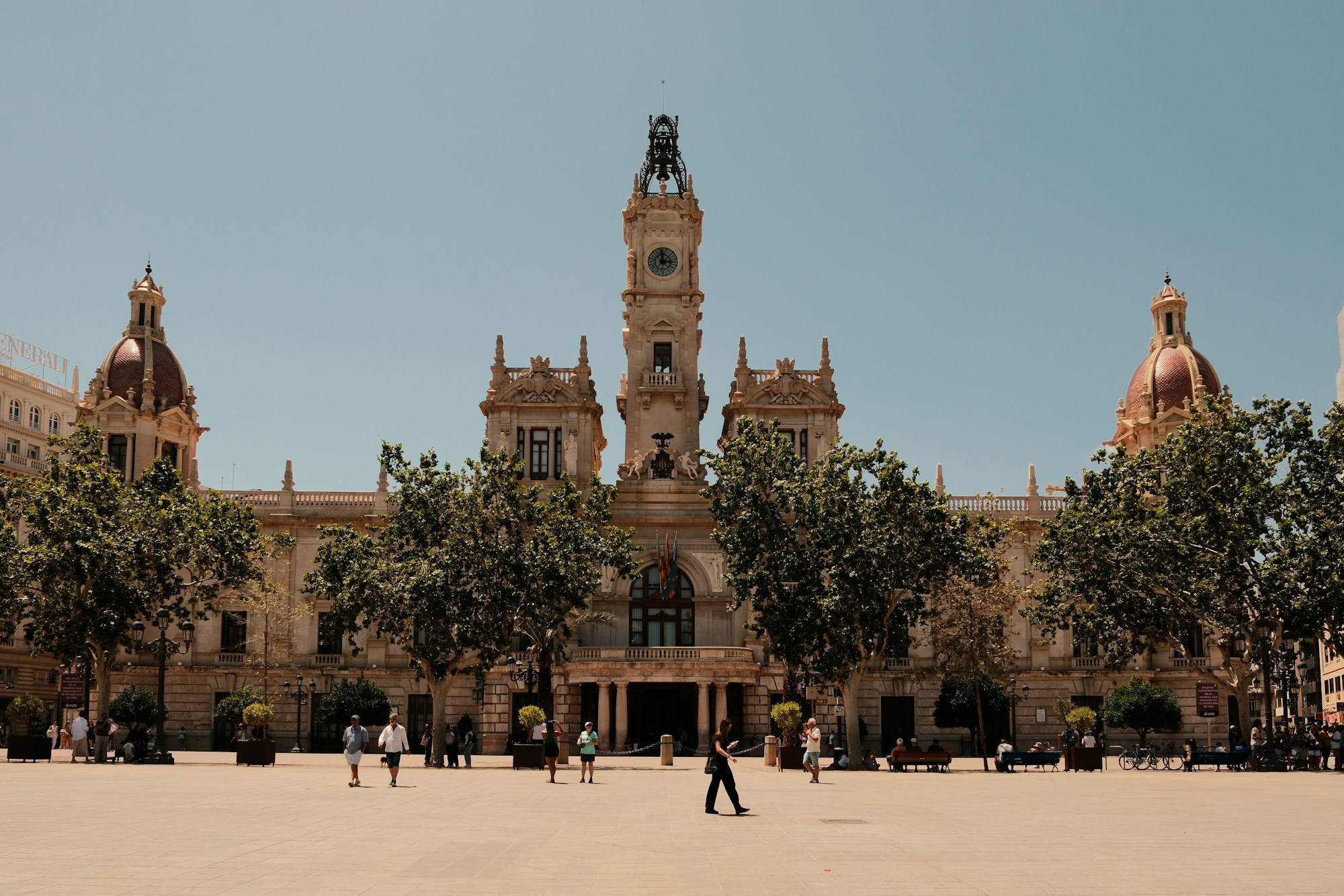 Großes Stadtgebäude in Valencia mit einem Uhrturm