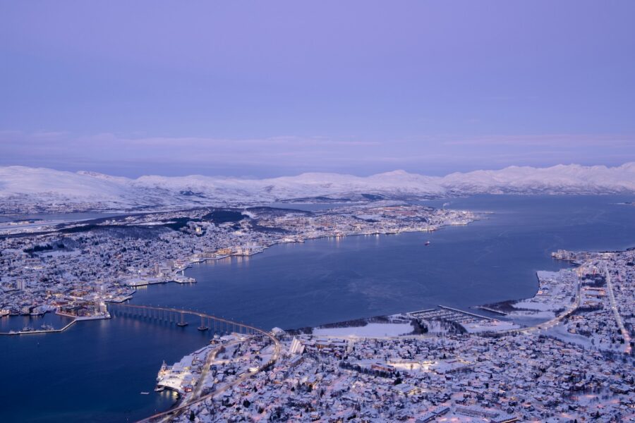 Vue panoramique de Tromsø en hiver, avec le pont et les montagnes enneigées