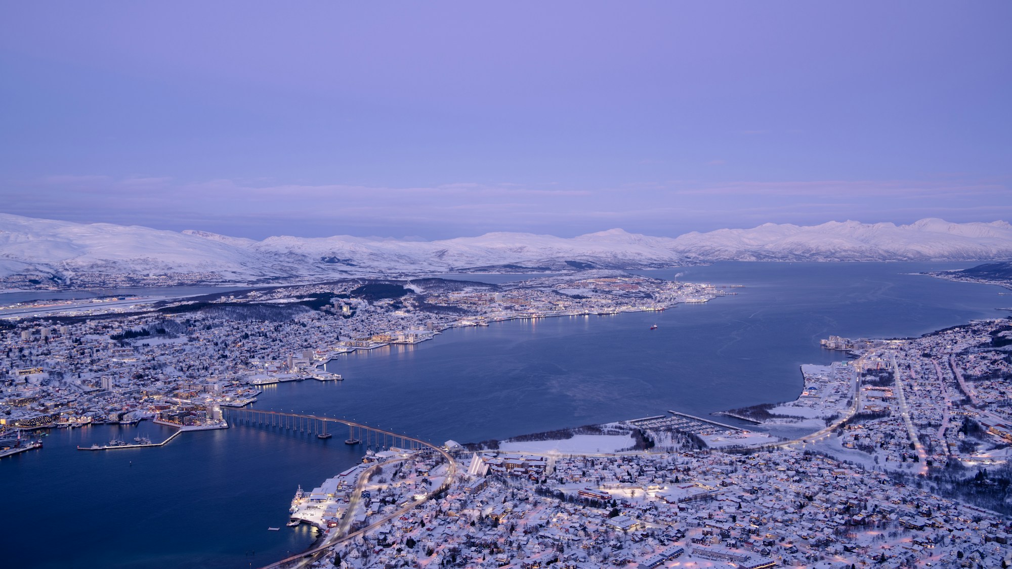 Vista panoramica di Tromsø in inverno, con la città e le montagne innevate