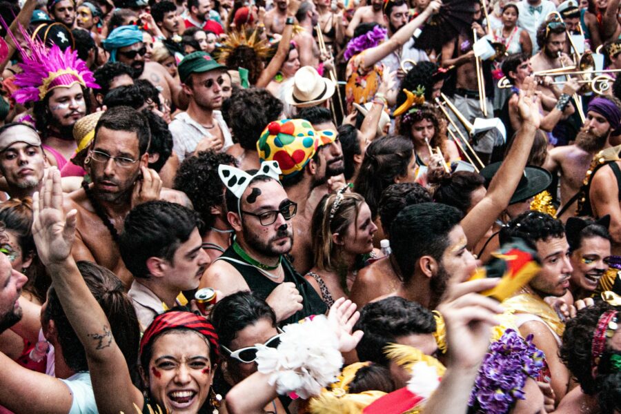 Foule costumée dans un bloco du Carnaval de rue à Rio de Janeiro