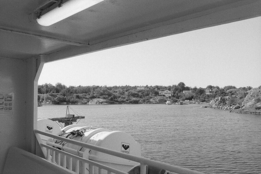 Côte rocheuse boisée vue depuis un bateau de ligne, dans l'archipel suédois