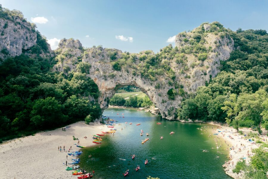 Rivière Ardèche entourée de falaises et de forêt près de Vallon-Pont-d'Arc