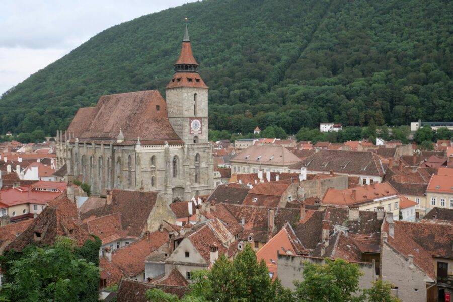 Vue sur le centre historique de Brașov, avec l'Église Noire et la montagne Tâmpa