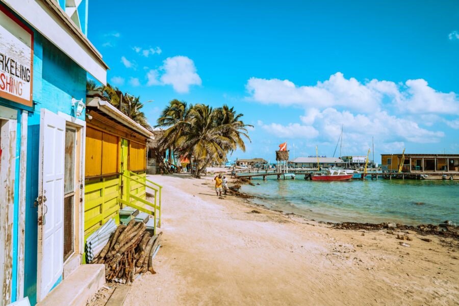 Chaises en bois face à la mer sur la plage d'Ambergris Caye, au Belize