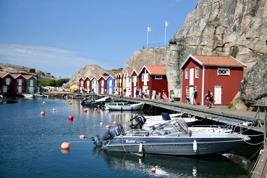 Maisons de pêcheurs en bois rouge sur le quai de Smögen, sur la côte ouest de la Suède