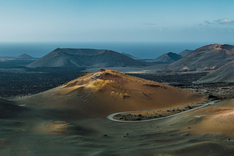 Cratères volcaniques et sols ocre du parc national de Timanfaya, à Lanzarote