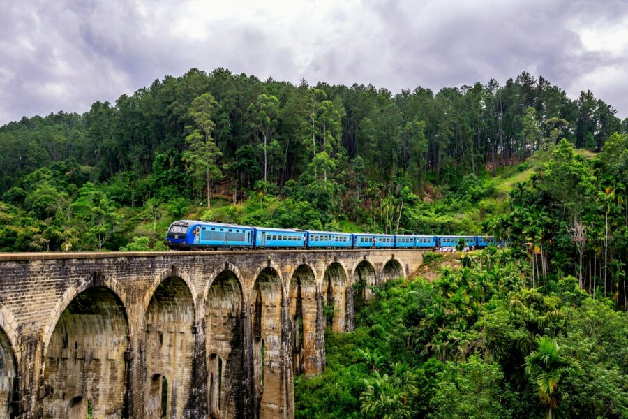 Le pont ferroviaire aux Neuf Arches près d'Ella, au Sri Lanka, entouré de végétation tropicale