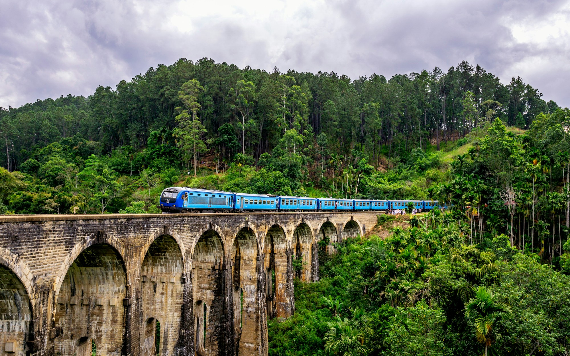 Le pont ferroviaire aux Neuf Arches près d'Ella, au Sri Lanka, entouré de végétation tropicale
