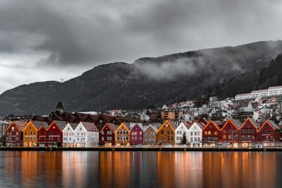 Maisons de bois colorées du quai de Bryggen à Bergen, sous un ciel nuageux