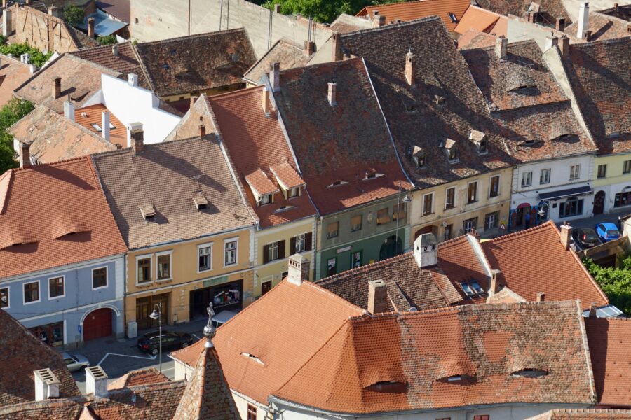 Les maisons aux yeux de Sibiu, toits de tuiles et lucarnes rondes au cœur de la ville médiévale