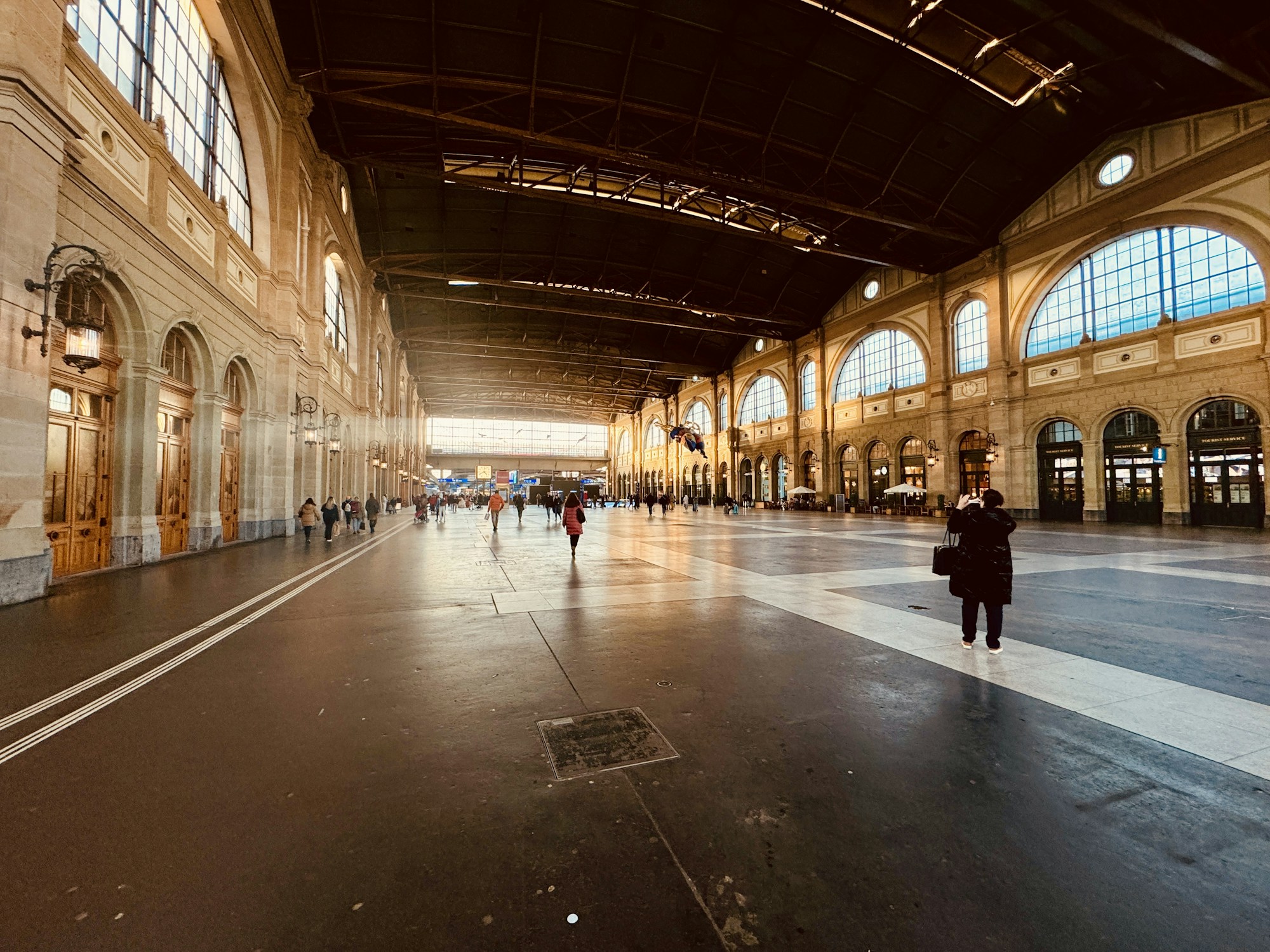 Main hall of Zurich station, with a traveller
