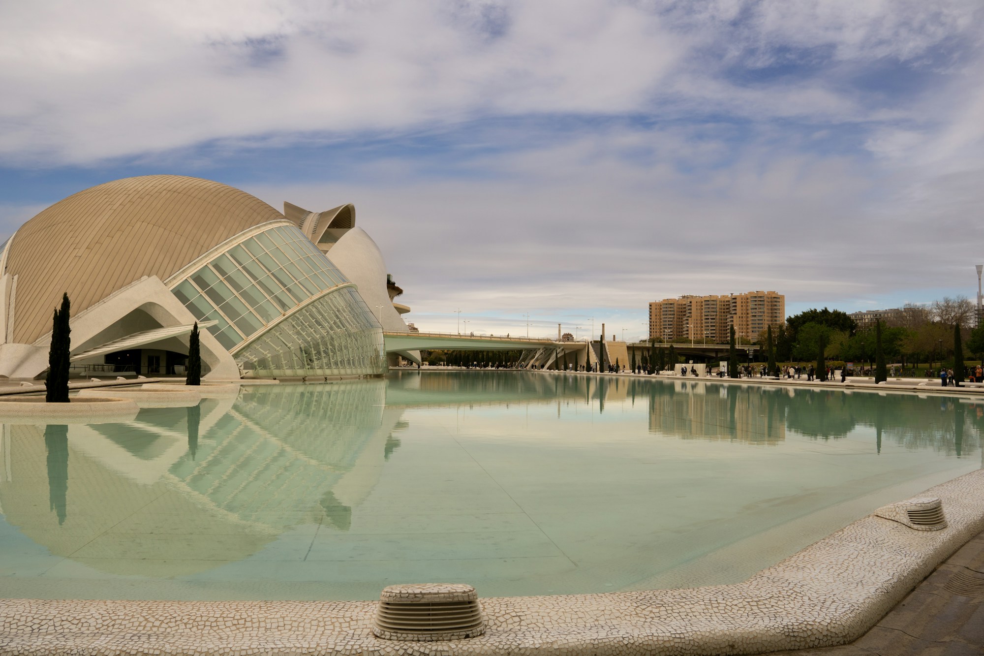 Großes Gebäude der Ciutat de les Arts i les Ciències vor einem Wasserbecken