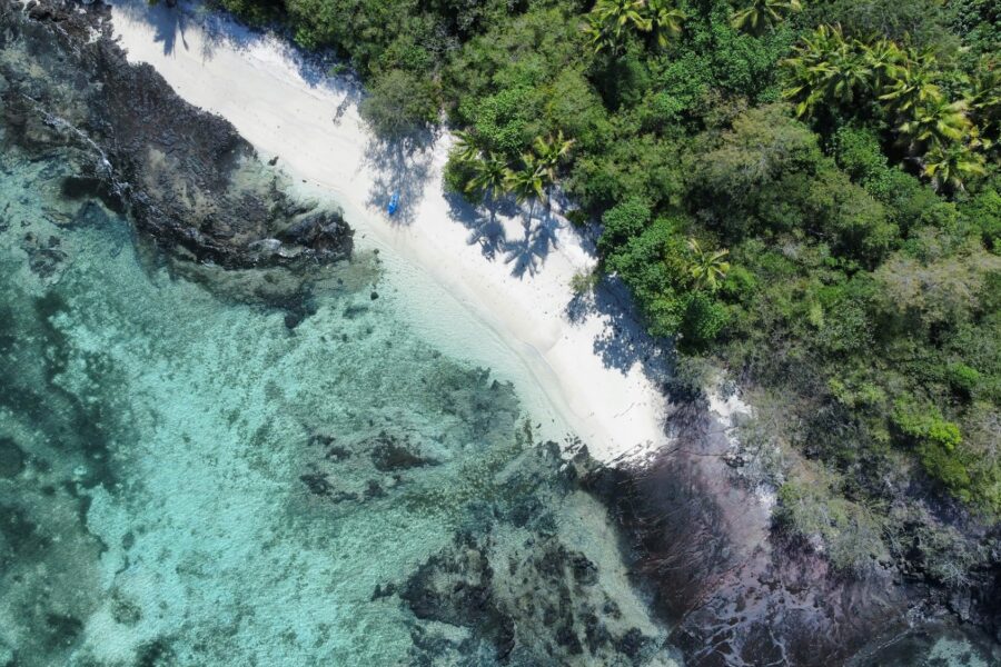 Plage de sable blanc et eau turquoise dans les îles Yasawa aux Fidji