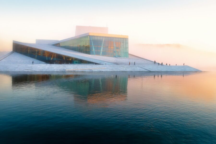 Le toit en marbre blanc de l'Opéra d'Oslo qui descend vers l'eau du fjord