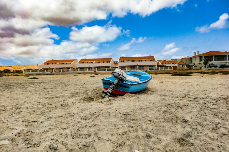 Petit bateau de pêche échoué sur la plage de Santa Maria, sur l'île de Sal, au Cap-Vert