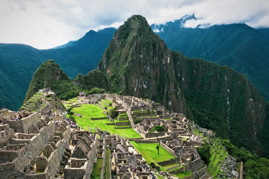 Les ruines de Machu Picchu et ses terrasses au-dessus de la vallée de l'Urubamba