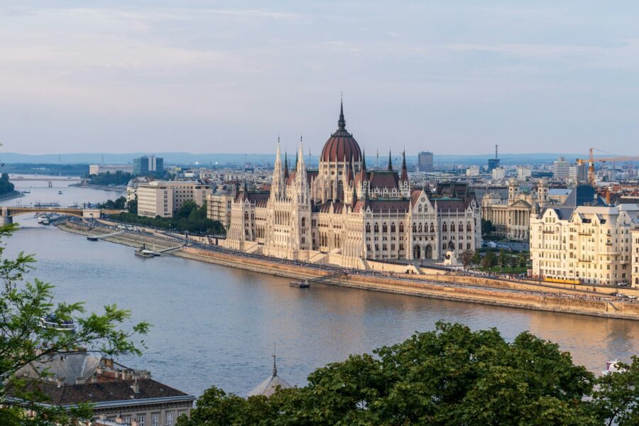 Le Parlement hongrois sur les rives du Danube à Budapest