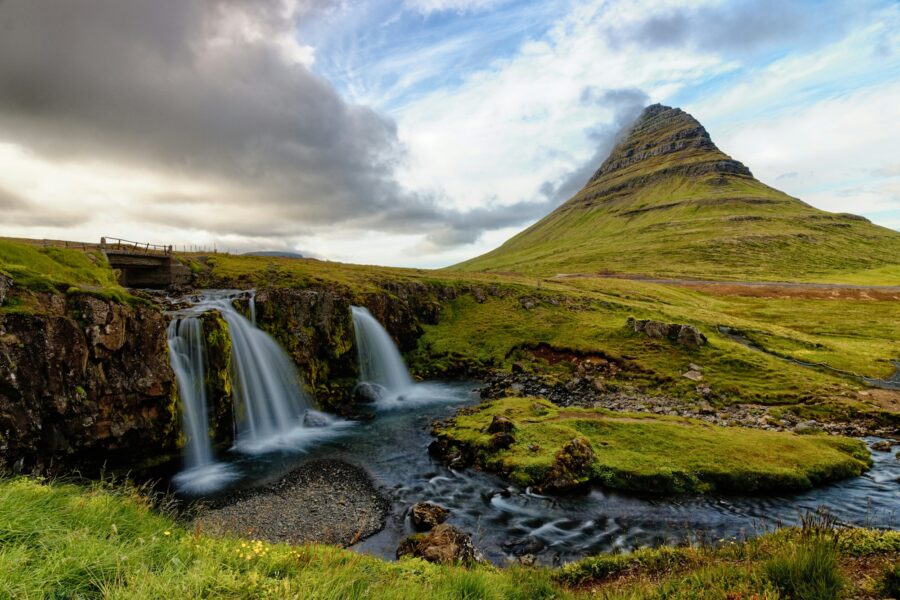 La montagne Kirkjufell et la cascade Kirkjufellsfoss, sur la péninsule de Snæfellsnes, en Islande