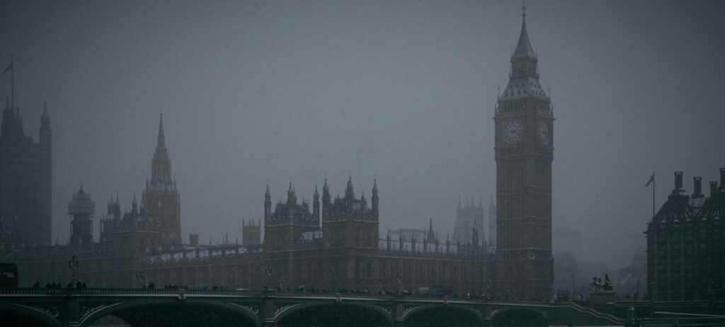 Big Ben et le palais de Westminster par temps brumeux