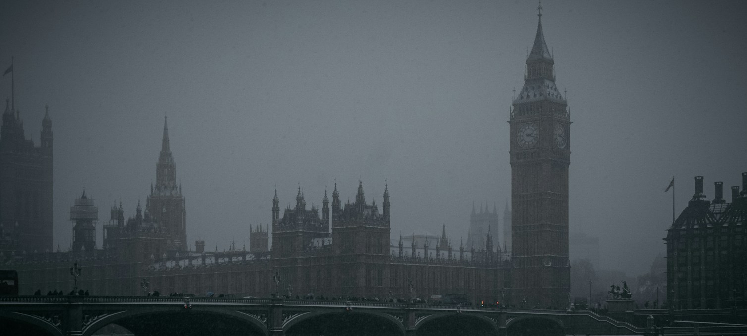 Big Ben et le palais de Westminster par temps brumeux