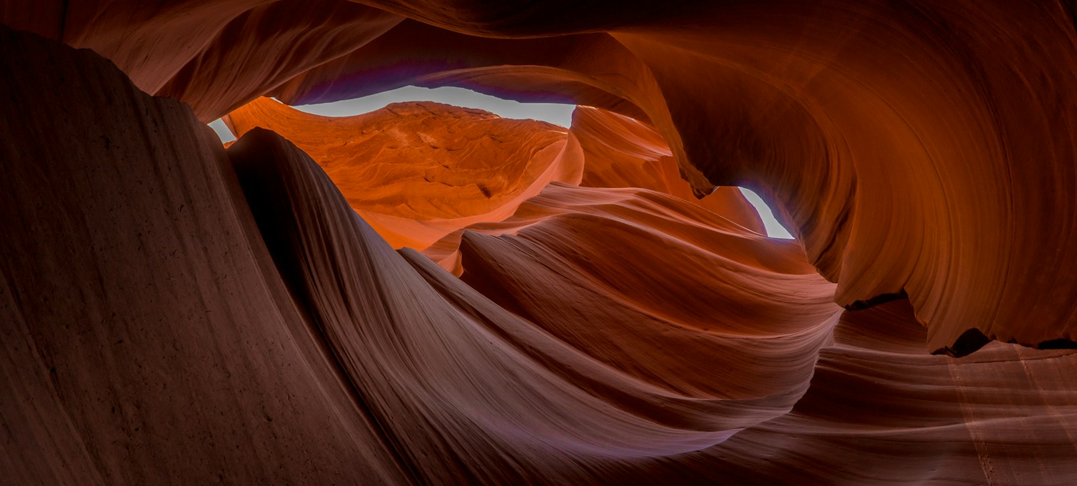 Parois ondulées de grès dans un canyon étroit