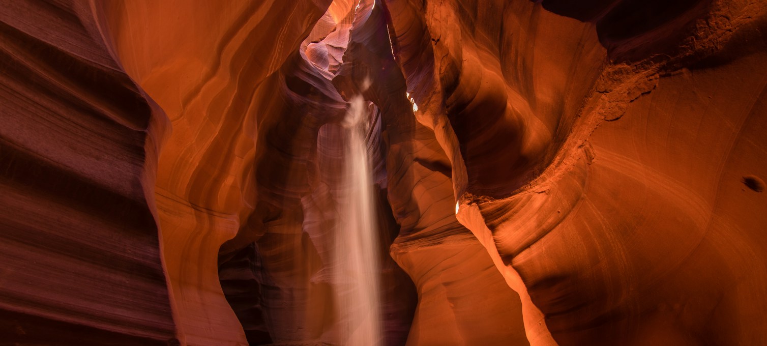 Lumière descendant dans un canyon de grès rouge à Page