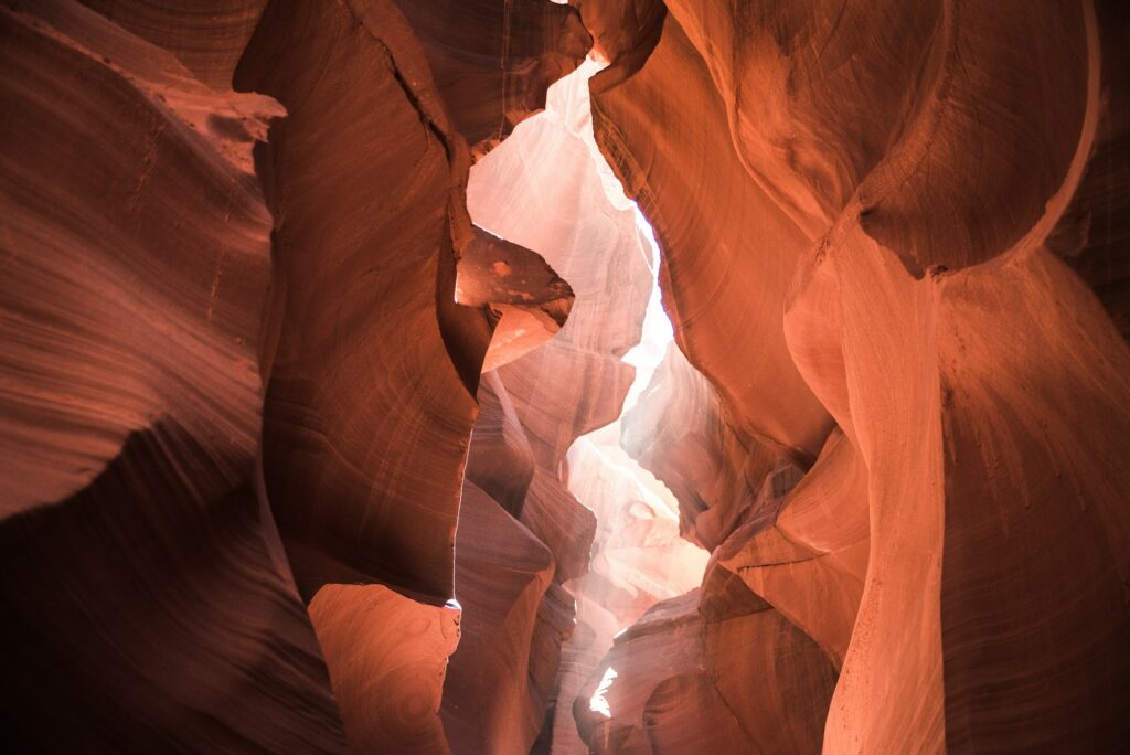 Parois de grès orangé et lumière dans Antelope Canyon, Arizona
