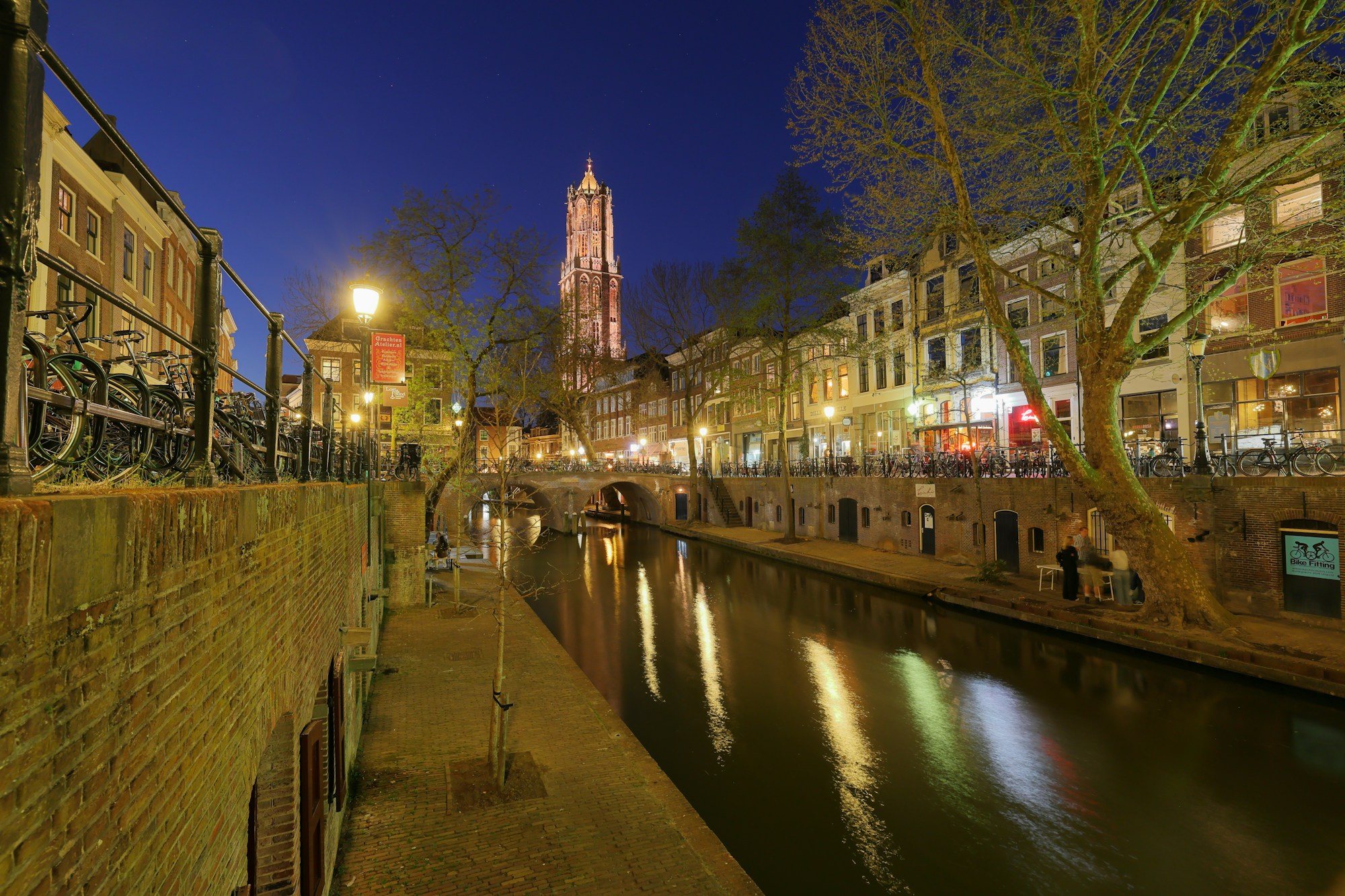 Le centre historique d'Utrecht de nuit en hiver
