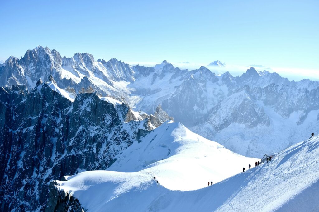 Aiguille du Midi et sommets enneigés du massif du Mont-Blanc au-dessus de Chamonix en hiver