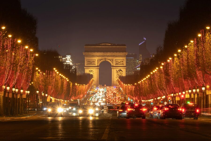 Avenue illuminée pour Noël à Paris, la nuit