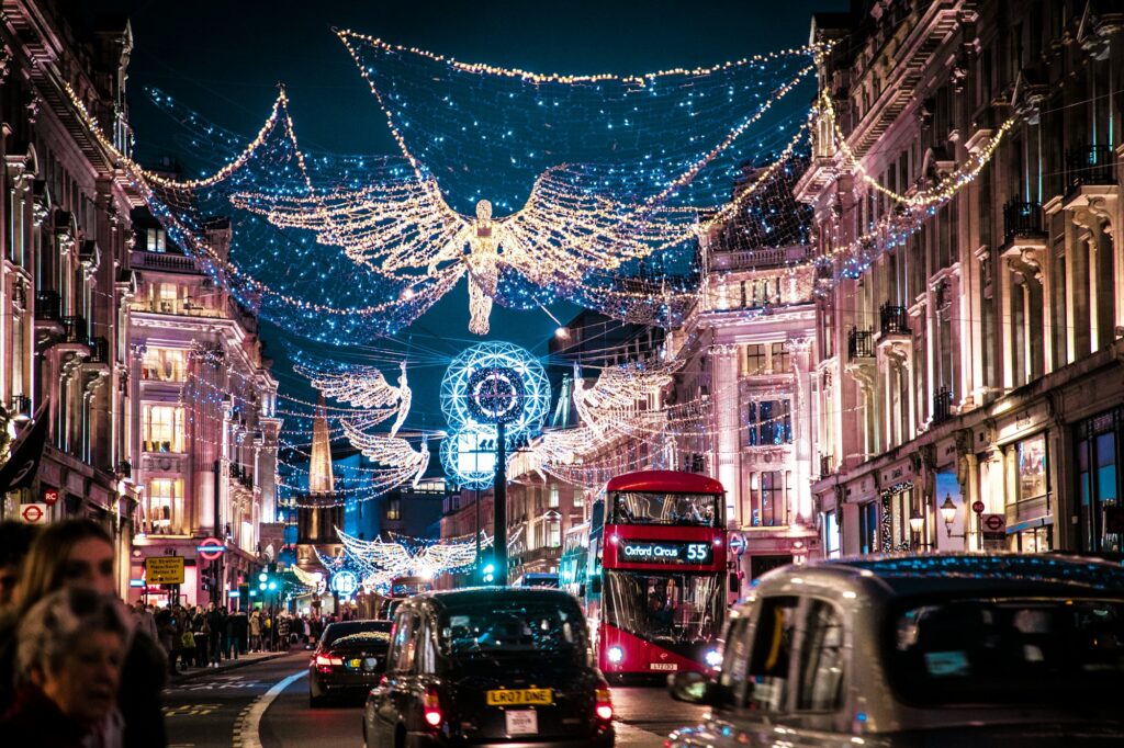 Rue londonienne décorée de lumières de Noël