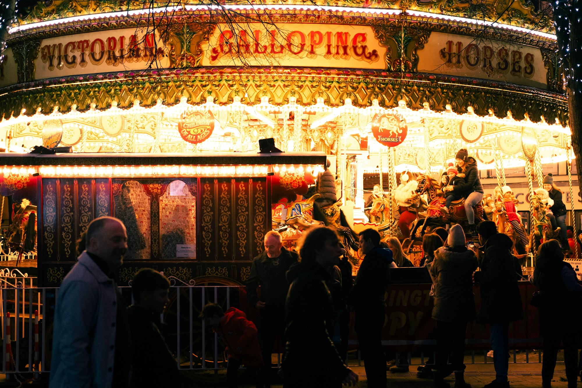 Manège éclairé du marché de Noël de York, le soir