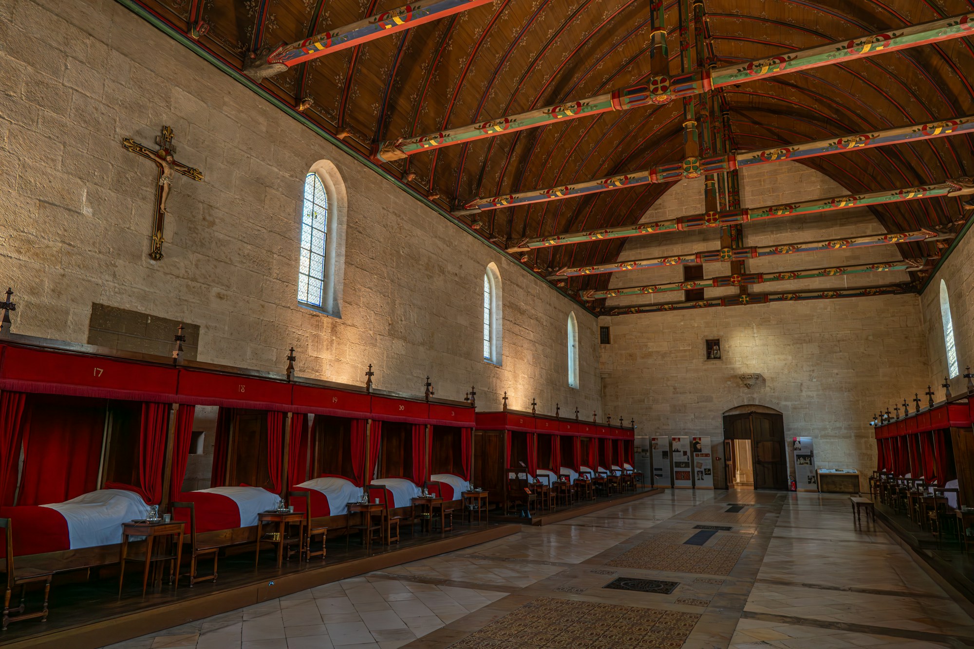 Grande salle des malades de l'Hôtel-Dieu de Beaune, avec ses lits à rideaux rouges alignés le long des murs