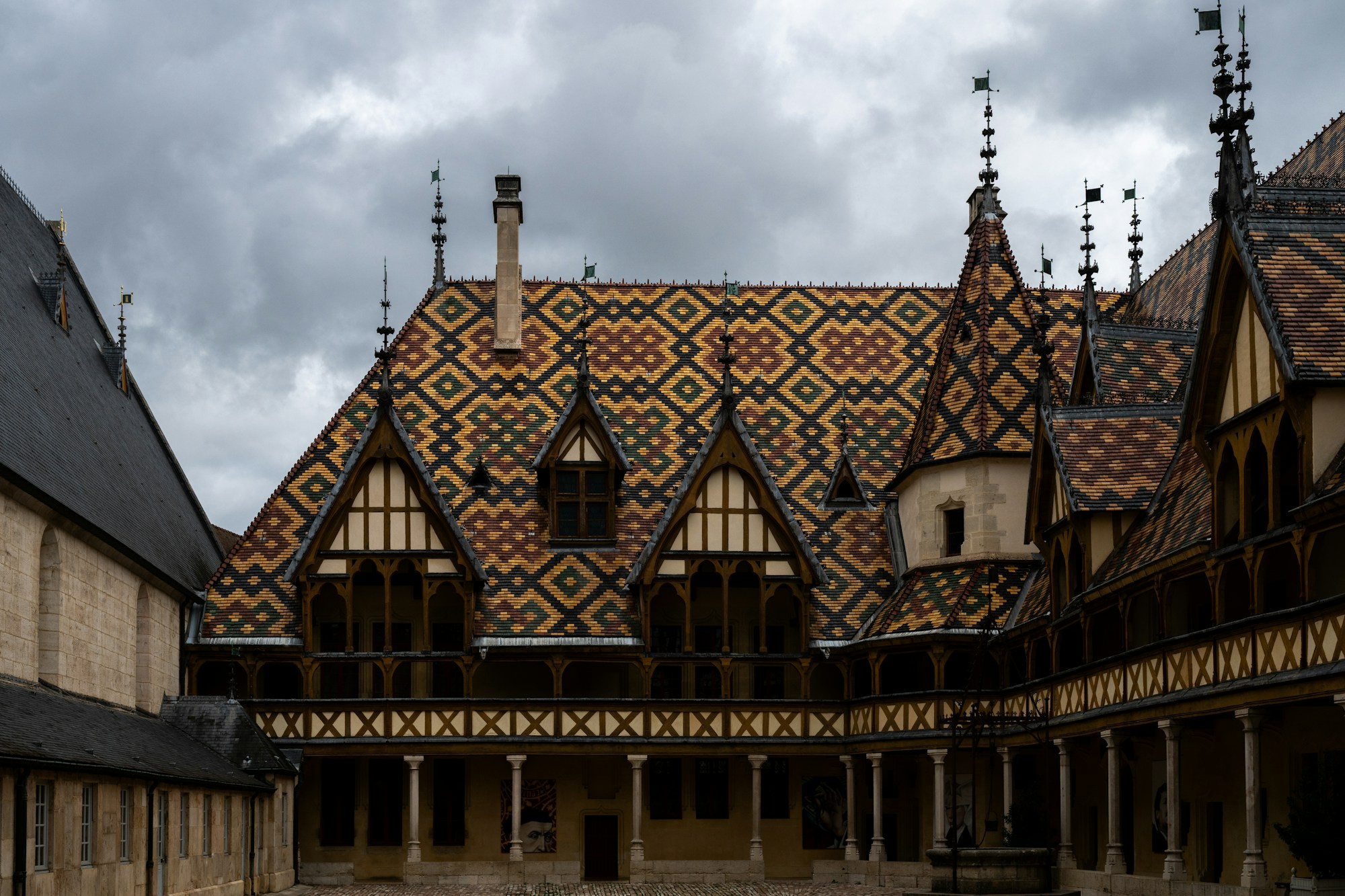 Toits de tuiles vernissées et galeries de bois de l'Hôtel-Dieu de Beaune, vus depuis la cour