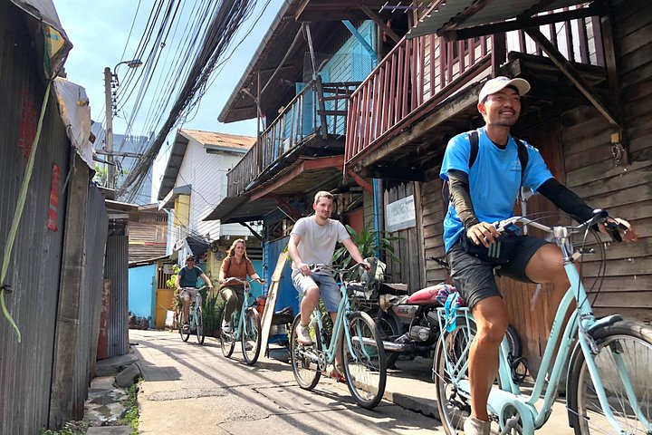 Radfahrer in einer Gasse in Thonburi, Bangkok