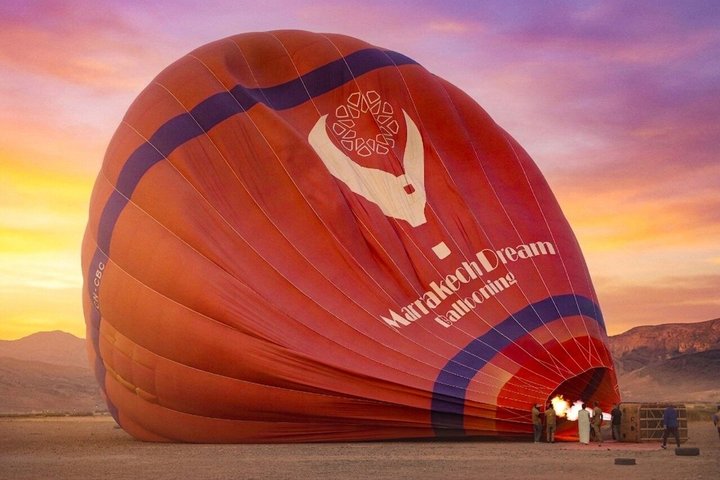 Montgolfières au lever du soleil au-dessus de Marrakech