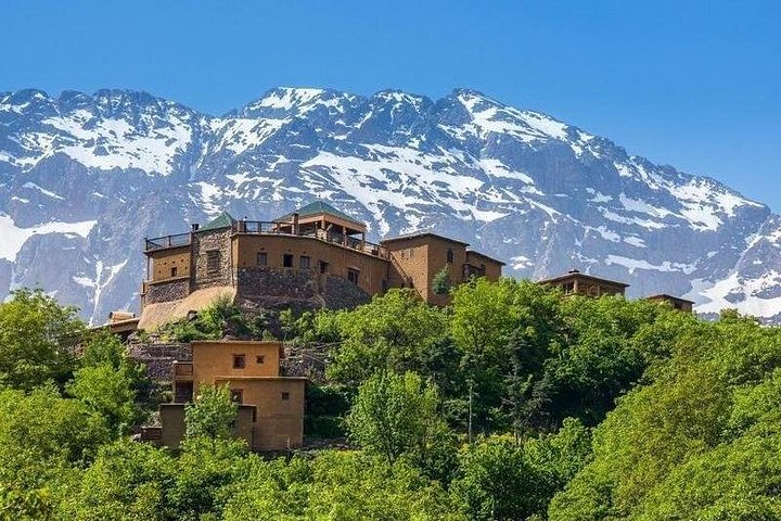 Vallée de l'Atlas et village berbère sur la route d'Agafay