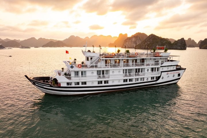Wooden junk boat in Ha Long Bay