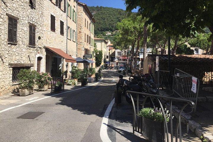 Blick auf ein hoch gelegenes Dorf im Hinterland von Nizza