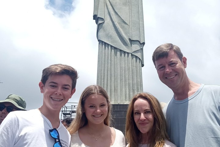 Familie mit privatem Guide vor der Bucht von Rio de Janeiro