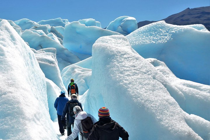 Marche sur la glace du glacier Perito Moreno avec un guide