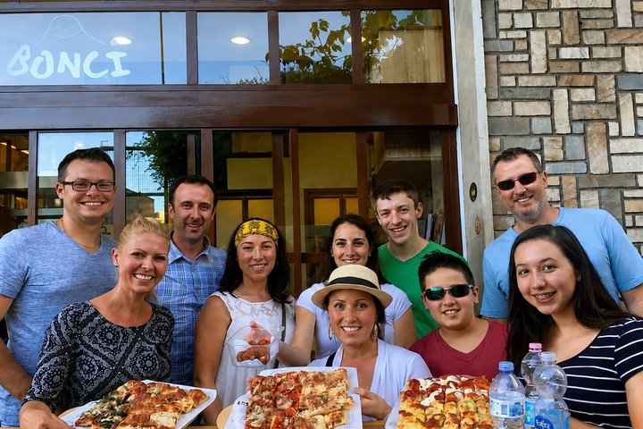 Pâtes fraîches faites main et verre de vin lors d'une visite gastronomique à Rome