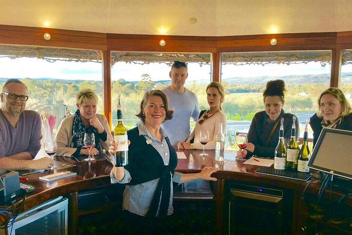 Table de déjeuner dressée dans une cave de McLaren Vale