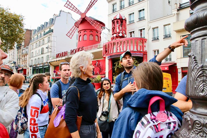 Gruppe folgt einem Guide durch eine Straße in Paris