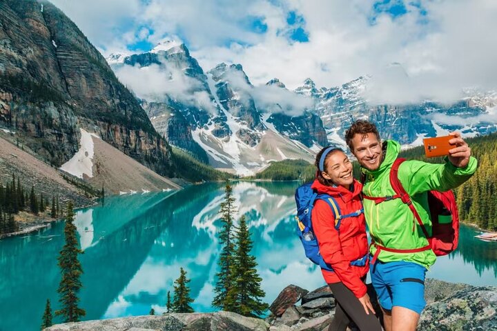 Route de montagne entre Banff et Lake Louise en minibus